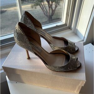 Jimmy choo “Logan” pump
Size 37 1/2